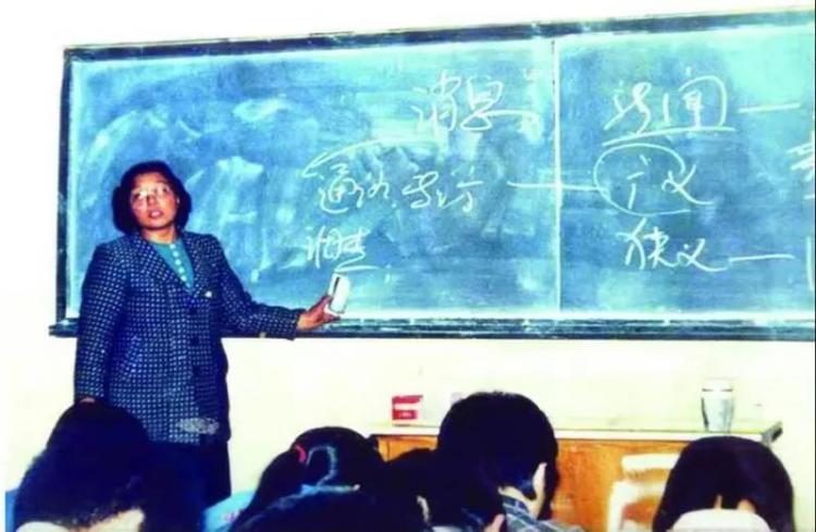 06年学生和97年老师坐一起像主任