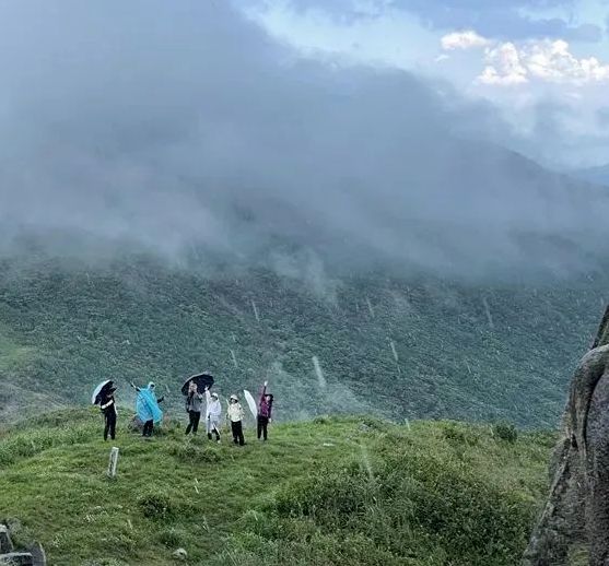 一家3口到杭州爬山遇台风被困整夜