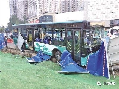 印度一公交车刹车失灵乘客跳车