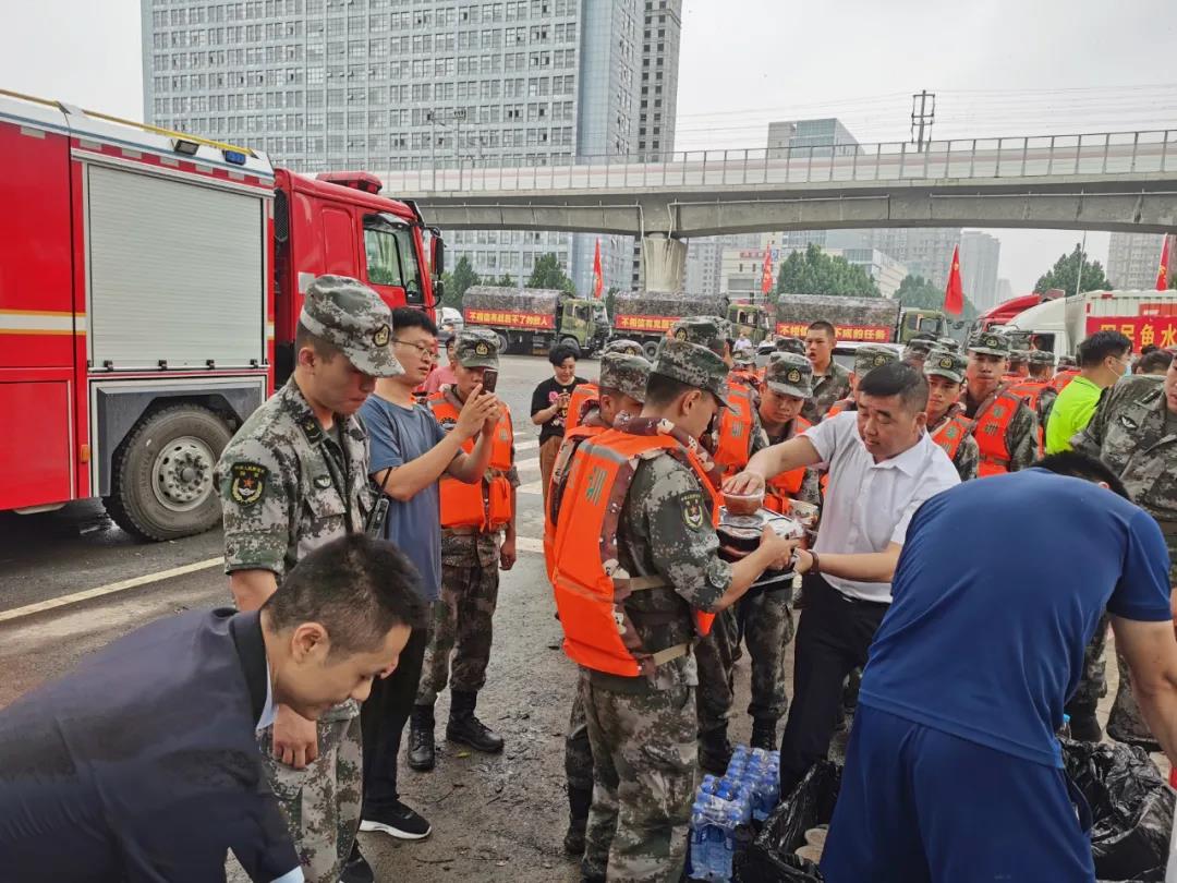 子弟兵借用酒店空地走时留下100元