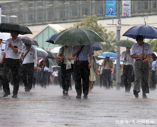 日本多地遭遇大风降雨