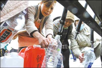 日本民众担忧发生特大地震抢购物资