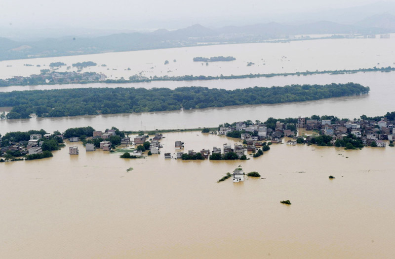 洞庭湖决堤村民撤离：大水漫至屋顶