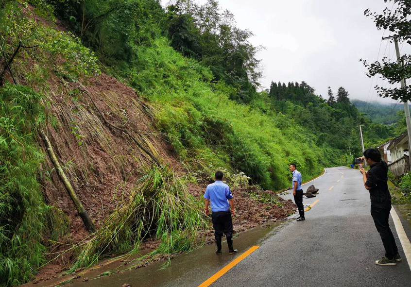 游客在四川瓦屋山被落石砸中身亡