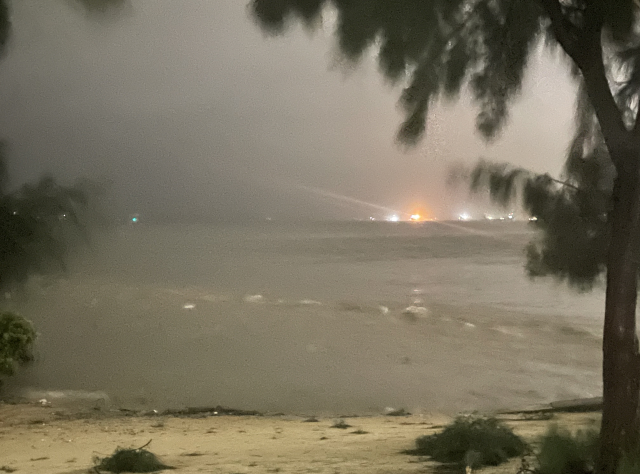 直击台风登陆：雨点像石子砸脸