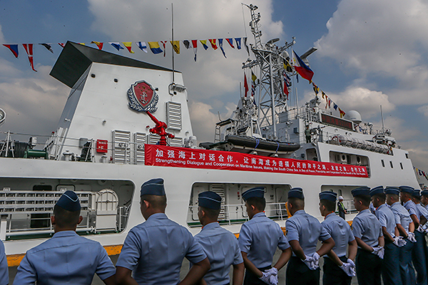 菲律宾海警船故意冲撞中国海警舰艇