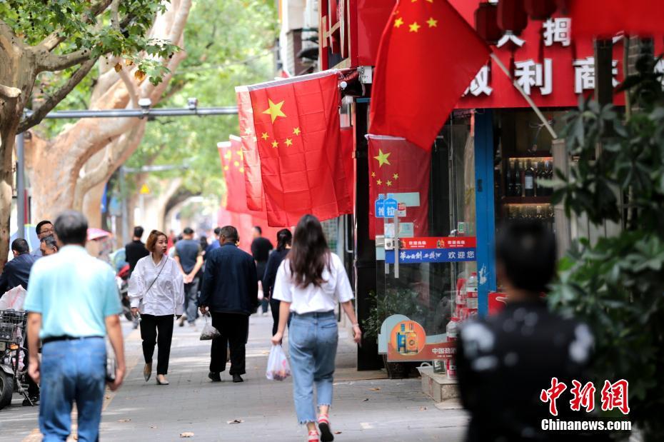 西安街头五星红旗已飘满大街小巷