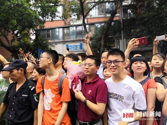 高考结束儿子考场外跪谢父亲