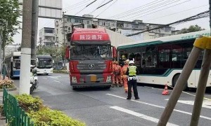 上海浦东一集卡车侧翻致5死