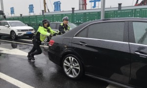 传青岛一辅警开私家车逆行还怼路人