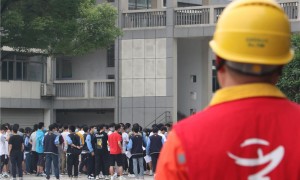 全国高考第一科开考铃声响起瞬间