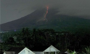 印尼马拉皮火山喷发