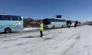 呼伦贝尔大雪 旅游大巴被困1天1夜