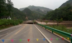 宝鸡暴雨路边车辆被冲走