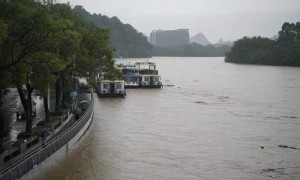 桂林暴雨变威尼斯 出行靠划船