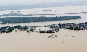 洞庭湖决堤村民撤离：大水漫至屋顶