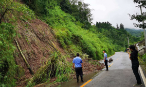 游客在四川瓦屋山被落石砸中身亡