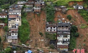 湖南一房屋被泥石流冲毁 约20人被困