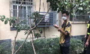 男子在19楼贴窗户缝偷窥洗澡被抓