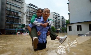 重庆长寿河水倒灌房屋被淹