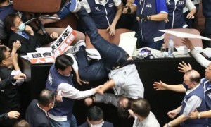 锁喉泼水台立法机构又爆人肉战