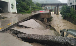 陕西暴雨致公路桥梁垮塌 致11人遇难