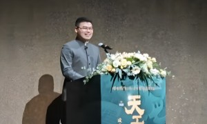 35岁博士县长用四国语言致辞